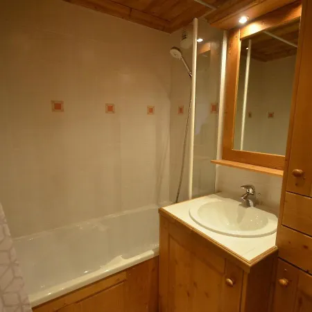 De Standing Calme, Proche Des Pistes, Avec Balcon, Terrasse, Et Garage Prive Aux Gets - Fr-1-623-85 *